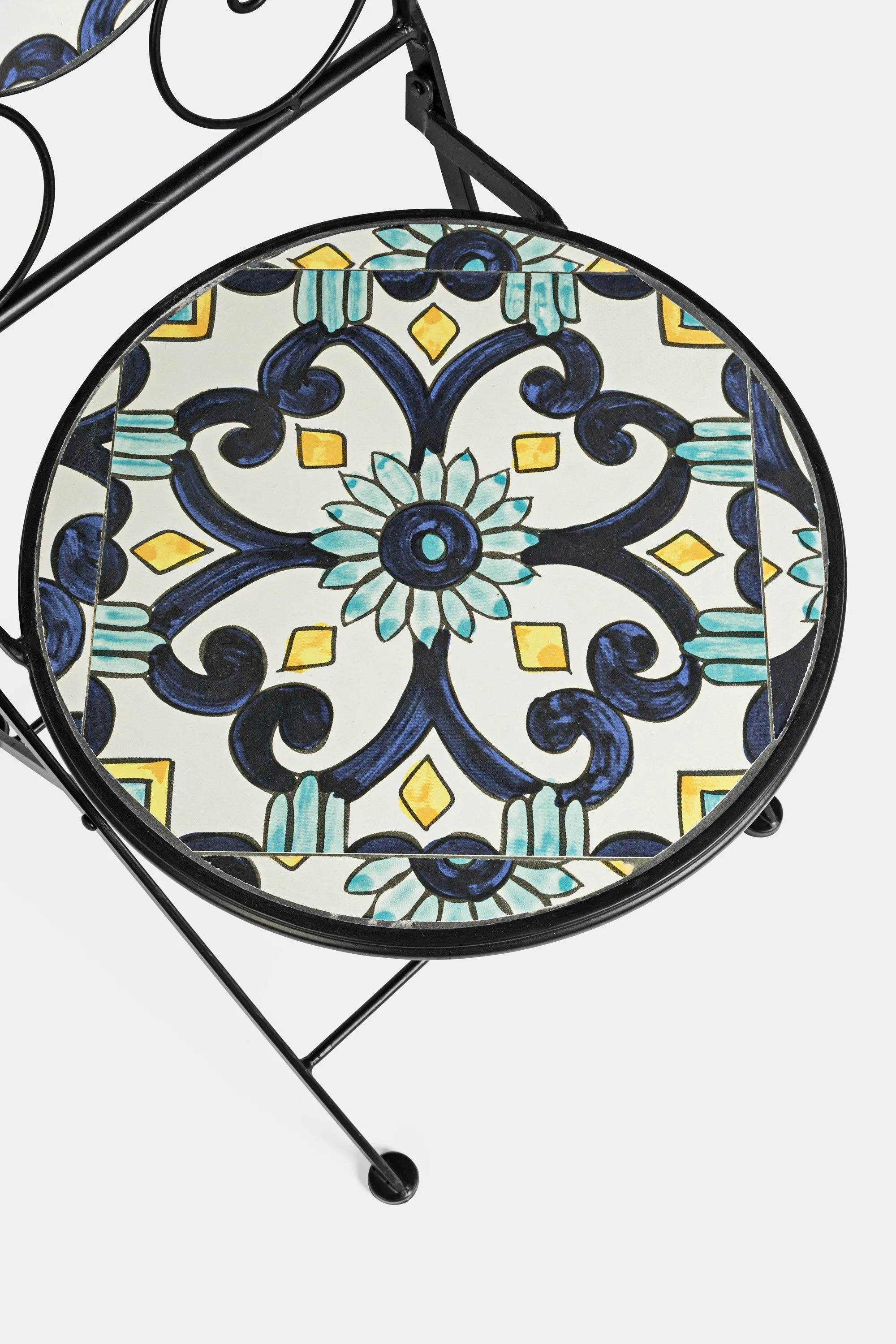 Set tavolo e 2 sedie in ferro con seduta e decori in ceramica