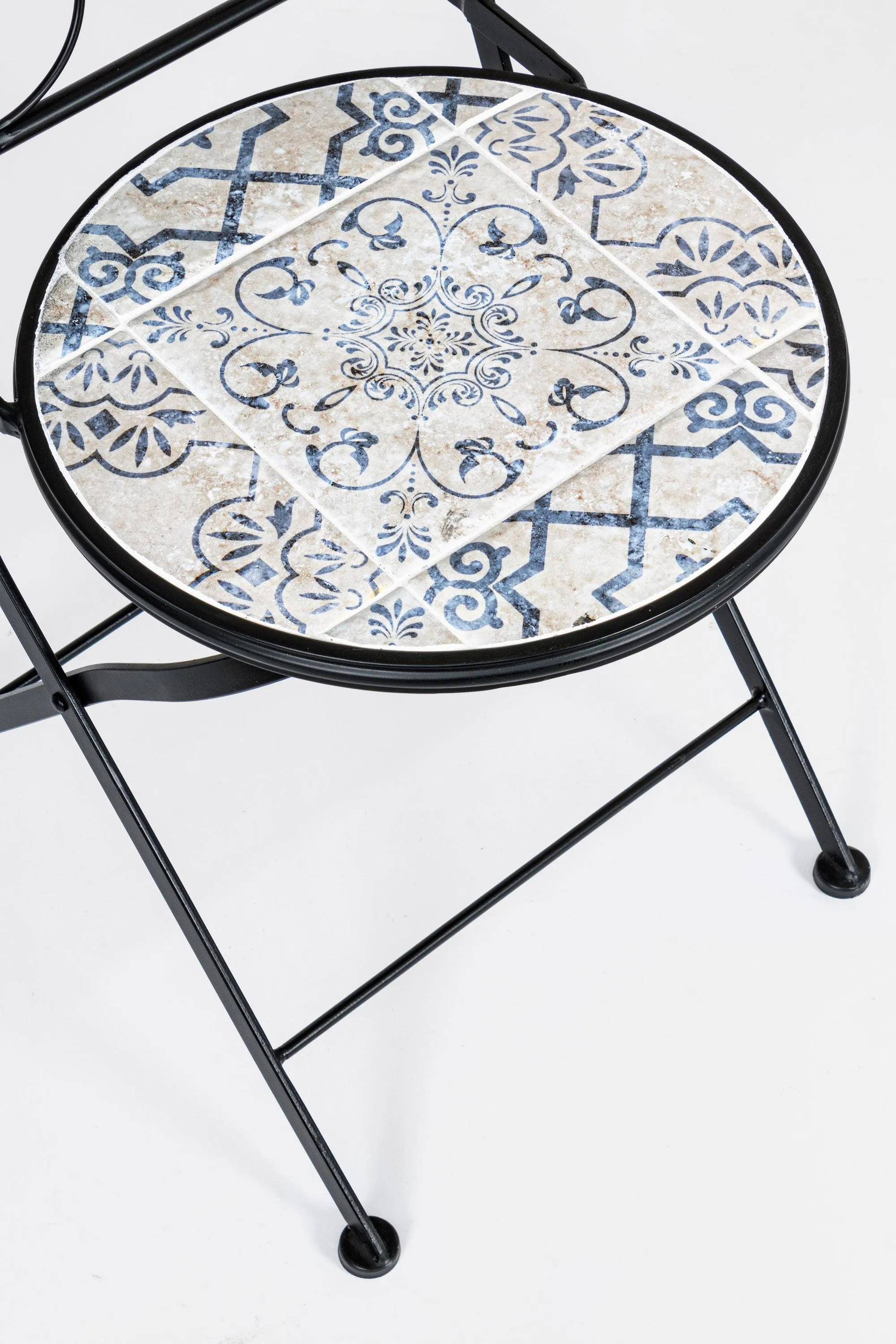 Set tavolo e 2 sedie in ferro con seduta e decori in ceramica