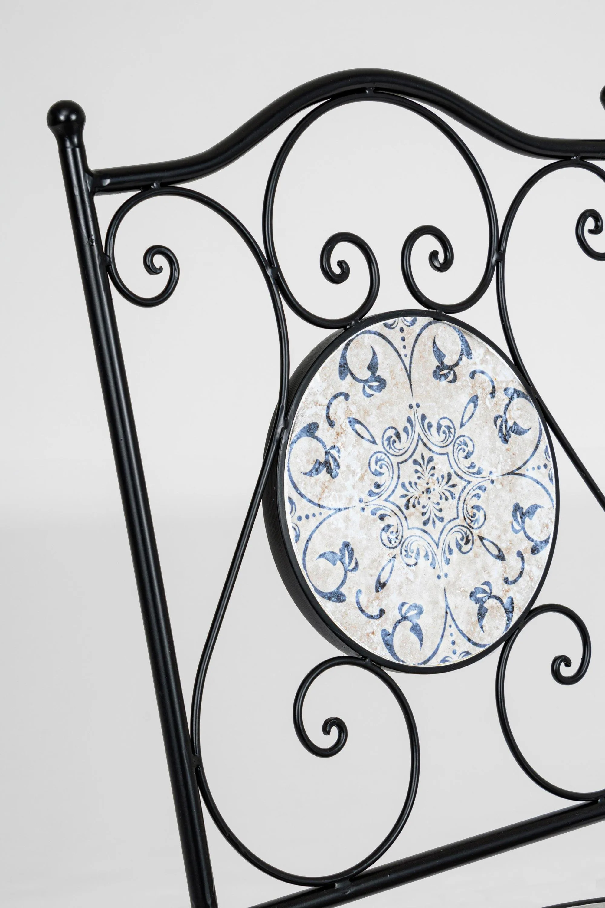 Set tavolo e 2 sedie in ferro con seduta e decori in ceramica